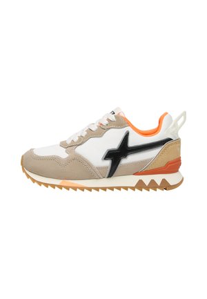 Sneaker bianca e beige con logo nero, fodera interna arancione e suola con motivo a zigzag.