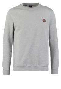 Helles graues Langarm-Sweatshirt mit Rundhalsausschnitt, gerippte Bündchen und Saum, mit einem kleinen runden braunen Logo-Patch auf der linken Brust.