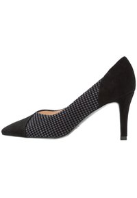 Zapato de tacón negro de ante con punta afilada y panel de tela de espiga. Presenta un tacón elegante y una suela suave y brillante para mayor estabilidad.