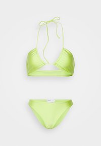 Conjunto de bikini verde neon com um topo de triângulo com laços ajustáveis e uma parte de baixo de cintura baixa correspondente, feito em material brilhante.