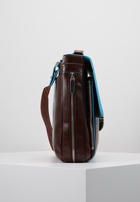 Piquadro BRIEFCASE WITH FLAP - Sac ordinateur - moro
