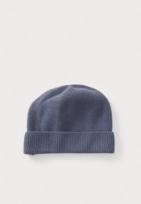 Strik beanie i mørkeblå, med en foldet ribbafslutning og tekstureret krop. Lavet af blødt, fleksibelt materiale, der er velegnet til koldt vejr.
