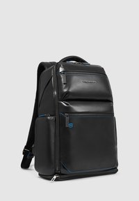 Zaino in pelle nera con dettagli blu, numerosi scomparti con zip e spallacci imbottiti per comfort e supporto.