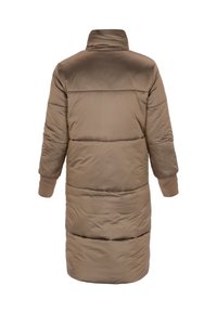 Brązowy pikowany płaszcz z wysokim kołnierzem, długimi rękawami, ściągaczami na mankietach i pionowymi detalami przeszyć na plecach. Gładka, błyszcząca tekstura tkaniny.