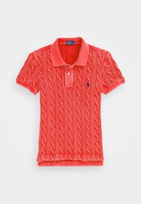 Röd stickad polo med ett texturerat kabelmönster, kort ärm och mjuk krage. Har en liten marinblå logotyp på bröstet.