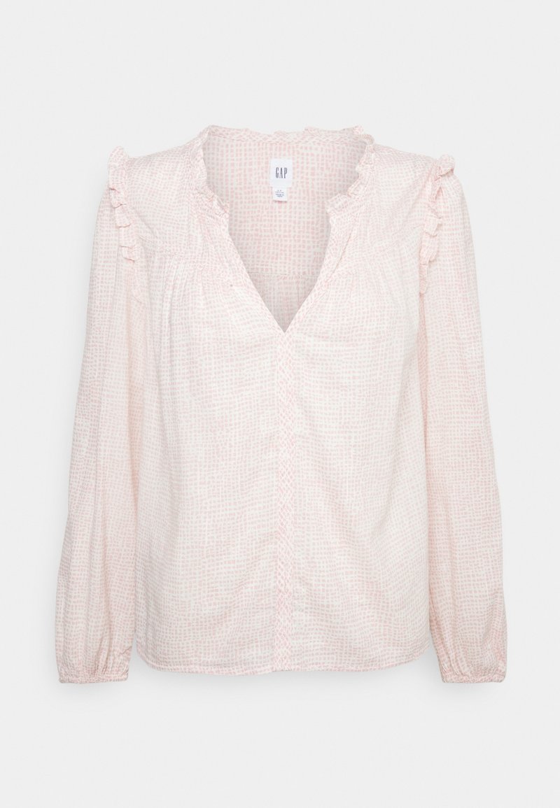 Blouse rose pâle à manches longues avec un motif à carreaux subtil, un col volanté et des détails aux épaules, des poignets élastiques et une ouverture devant en forme de V.