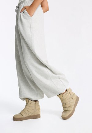 Bershka, WEDGE - HIGH TOP TRAINERS - Tronchetti - sand