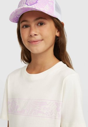 T-shirt blanc à manches courtes présentant un motif floral rose clair sur la poitrine. Une casquette lavande avec un dos en maille repose sur les cheveux.
