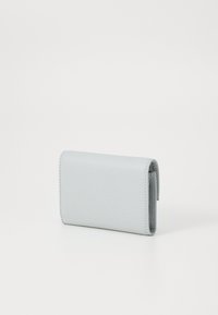 Portefeuille en cuir gris clair avec une surface texturée, de forme rectangulaire, et un design à rabat. Présente des bords cousus.