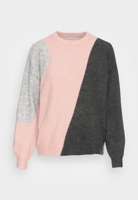 Sweter dziergany z kolorowym wzorem w różowym, szarym i ciemnoszarym kolorze, z prążkowanym okrągłym dekoltem i długimi rękawami. Miękka tekstura.