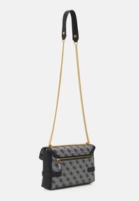 Szara i czarna torebka w wzory o strukturalnym kształcie, z skórzanymi akcentami, górnym klapkiem i złotym łańcuchem na ramię.