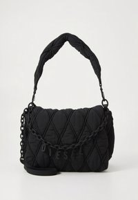 Sort quiltet skuldertaske med polstret håndtag, kædedetalje og bogstaver, der staver "DIESEL" på frontklappen.