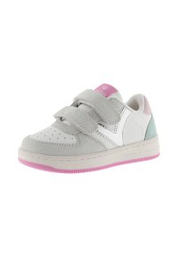 Baskets grises, blanches et pastel avec deux bandes auto-agrippantes, bout perforé, tige texturée et semelle en caoutchouc rose.