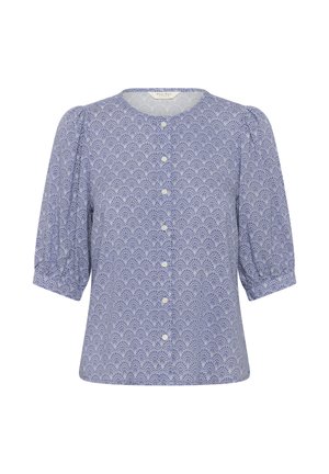Kék mintás blúz rövid, fodros ujjakkal és elülső, fehér gombokkal, kör alakú nyakkivágással és finoman redőzött részletekkel.