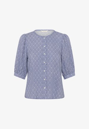 Kék mintás blúz rövid, fodros ujjakkal és elülső, fehér gombokkal, kör alakú nyakkivágással és finoman redőzött részletekkel.