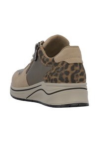 Chaussure beige et marron avec des accents en imprimé léopard, en suède et en cuir, fermeture à glissière sur le côté, et semelle en caoutchouc ergonomique.