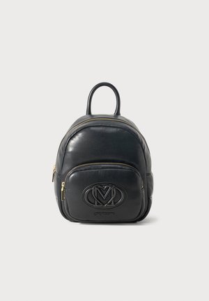 Mini sac à dos noir en cuir avec poche zippée à l'avant, fermetures éclair dorées, poignée supérieure et emblème du logo Love Moschino sur la poche avant.