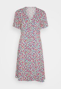 Robe avec manches courtes volantées, encolure en V et petit motif floral coloré en rouge, bleu, blanc et vert sur fond clair.
