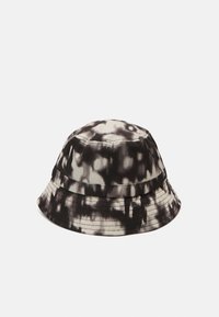 Fekete és krémszínű tye-dye fazonú napernyő sapka puha anyagból, kerek tetejű és széles, varrott peremmel. Texturált felület ráncolt részletekkel.