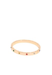 Pulsera de brazalete en tono dorado que presenta seis piedras preciosas de múltiples colores dispuestas a lo largo de su borde. Superficie suave con acentos numéricos grabados.