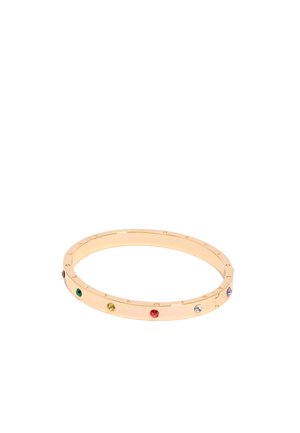 Pulsera de brazalete en tono dorado que presenta seis piedras preciosas de múltiples colores dispuestas a lo largo de su borde. Superficie suave con acentos numéricos grabados.