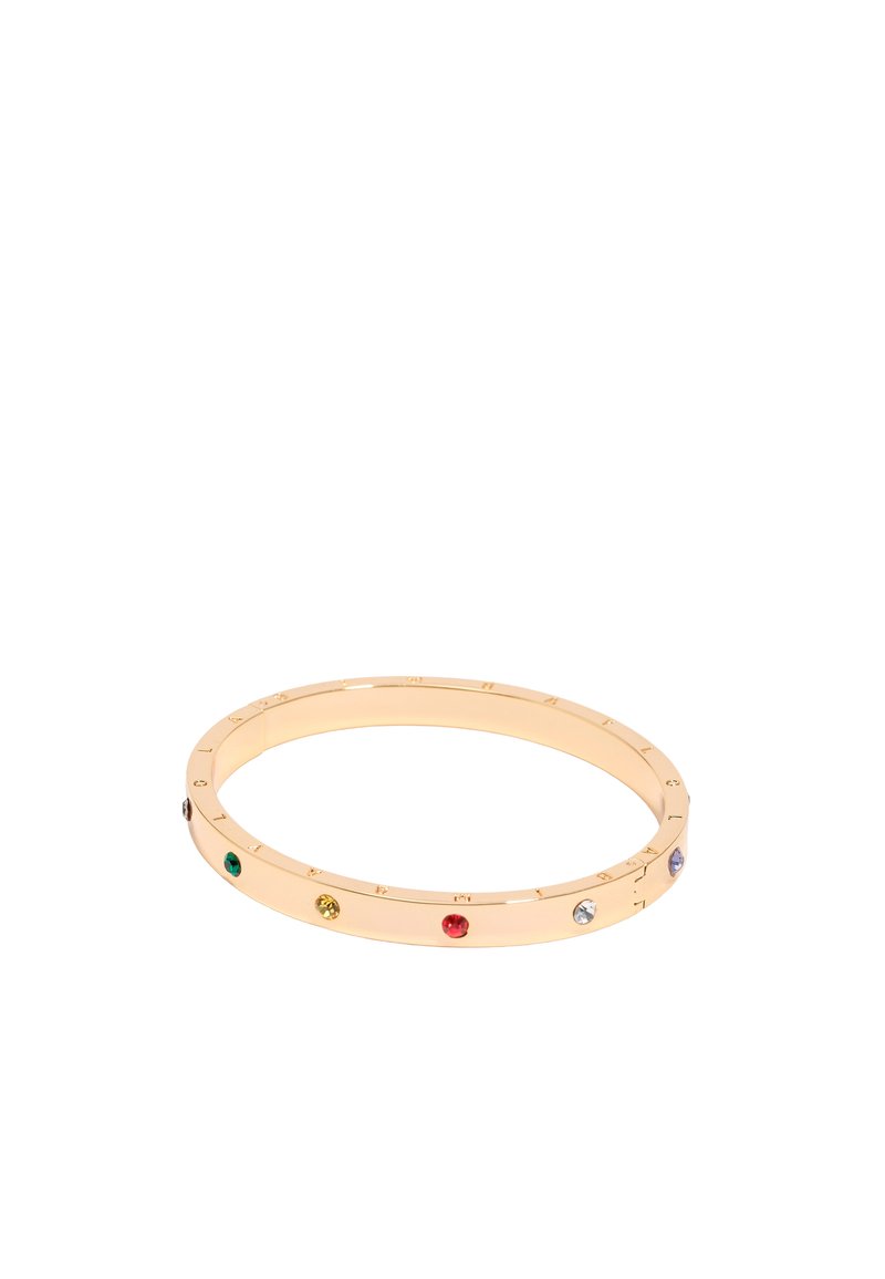 Pulsera de brazalete en tono dorado que presenta seis piedras preciosas de múltiples colores dispuestas a lo largo de su borde. Superficie suave con acentos numéricos grabados.