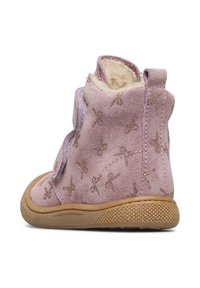 Stivale in suede rosa con superficie testurizzata, adornato con motivi metallici dorati. Presenta un rivestimento morbido, punta arrotondata e suola in gomma.