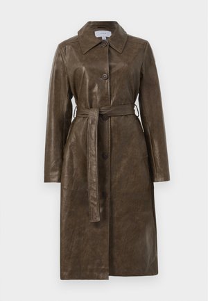 Casaco trench de couro sintético castanho com gola, mangas longas, botões frontais e um cinto correspondente na cintura. Textura suave.