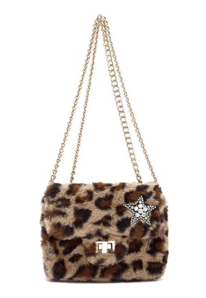 Borsa a spalla in pelliccia sintetica con stampa leopardata, dotata di una tracolla in catena dorata e un accento a stella gioiello. Presenta una chiusura a scatto in argento.