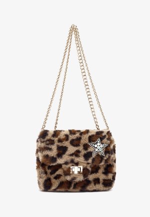 Sac à épaule en fausse fourrure imprimé léopard avec une chaîne dorée et un accent étoile décoré de bijoux. Équipé d'une fermeture à bouton en argent.