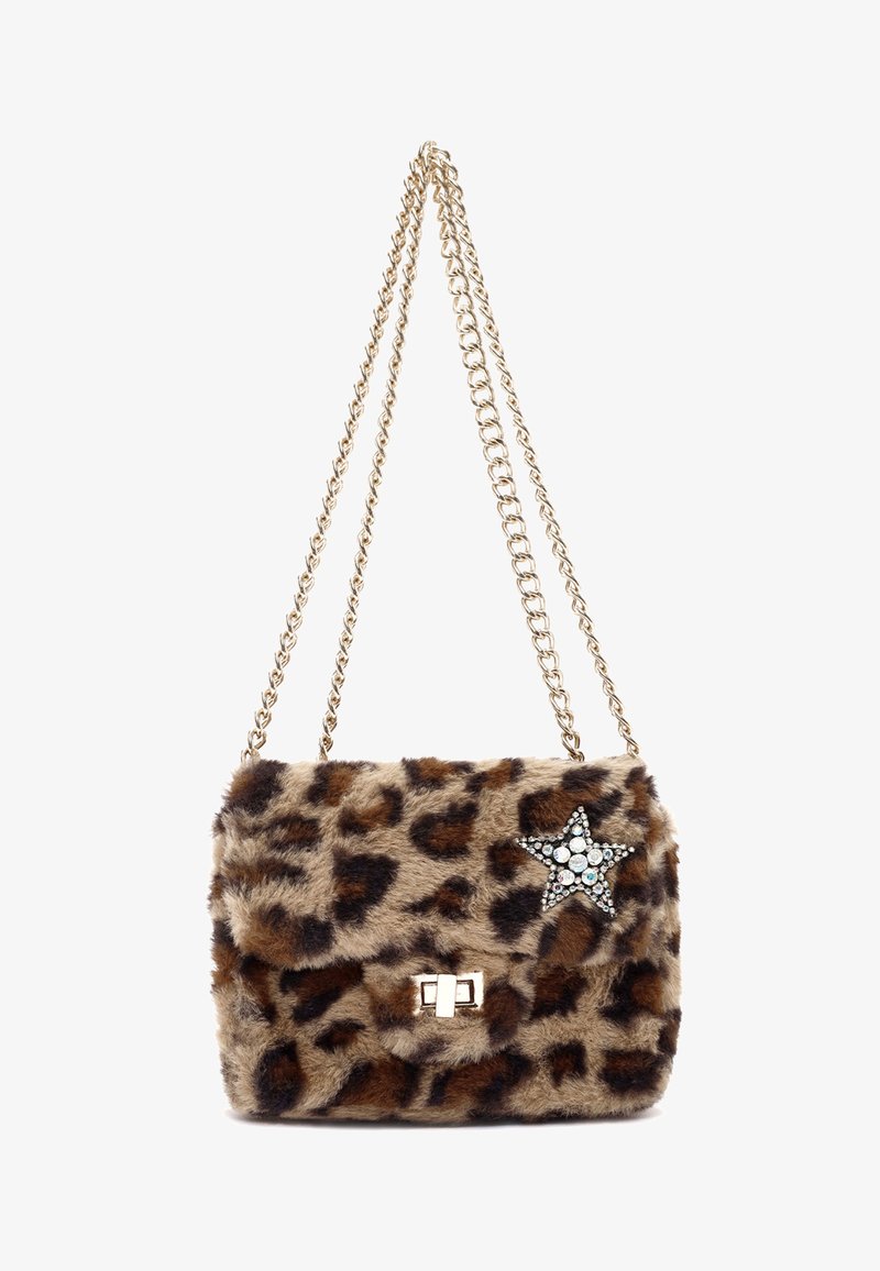 Borsa a spalla in pelliccia sintetica con stampa leopardata, dotata di una tracolla in catena dorata e un accento a stella gioiello. Presenta una chiusura a scatto in argento.