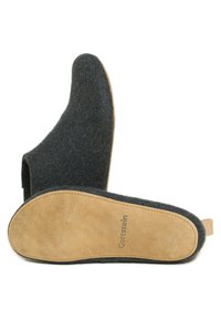 Wollfilzschuh in Dunkelgrau mit einer beige Wildledersohle. Verfügt über eine abgerundete Form und seitliche Aussparungen für einfaches An- und Ausziehen, mit dem Markennamen auf der Sohle aufgedruckt.