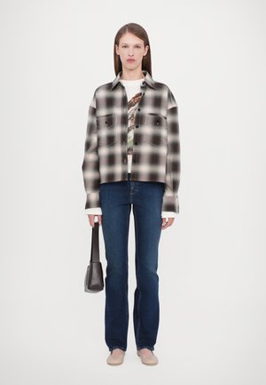 Rankning 16: CLOSED - CROPPED FRONT OVERSIZED SHIRT - Blus