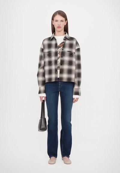 CLOSED CROPPED FRONT OVERSIZED SHIRT - Košilová halenka  - dark raisin red