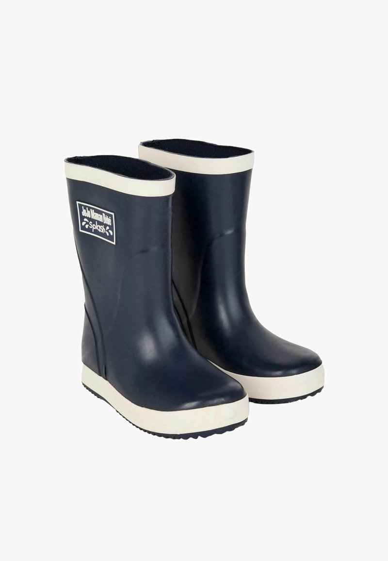 Bottines en caoutchouc bleu marine avec une bordure blanche. Elles possèdent une pointe arrondie, une semelle plate et un patch de marque à l'avant. Doublure intérieure texturée.