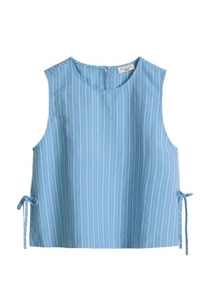 Mouwloze lichtblauwe blouse met verticale witte strepen, ronde halslijn, ritssluiting aan de achterkant en zijstrikjes aan de zoom.