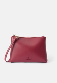 Rote Lederhandtasche mit Handgelenkband, rechteckige Form, glatte Textur, goldener Reißverschluss, geprägt mit Logo auf der Vorderseite. Schlichtes und funktionales Design.