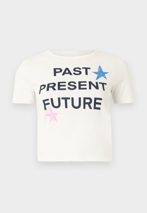 Crop top blanc à manches courtes avec les mots « PASSÉ », « PRÉSENT » et « FUTUR » en texte noir, une étoile bleue près de « PASSÉ » et une étoile rose près de « FUTUR ».