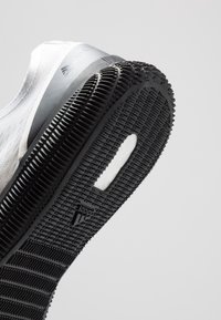 adidas by Stella McCartney Väglöparskor - white