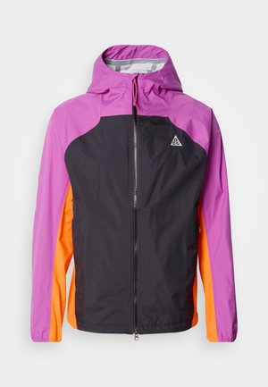 Lahka jakna s črnim sprednjim delom, vijolično kapuco in rokavi ter oranžnimi stranskimi paneli, opremljena z zadrgo po celotni sprednji strani in majhnim trikotnim logotipom.
