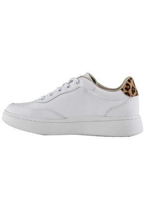 Hvide lædersneakers med glat tekstur, snørebåndsdesign og leopardprintdetalje på hælen. Har en polstret sål og afrundet form.