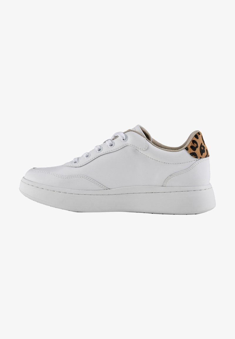Hvide lædersneakers med glat tekstur, snørebåndsdesign og leopardprintdetalje på hælen. Har en polstret sål og afrundet form.