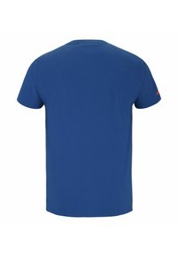 Camiseta de algodón azul con cuello redondo, mangas cortas y dobladillo recto. Presenta un pequeño acento naranja en la manga derecha.