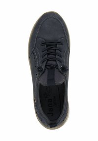 Sneaker in pelle blu con punta rotonda e chiusura con lacci. Caratterizzato da una superficie testurizzata, perforazioni e una suola di un marrone chiaro in contrasto.