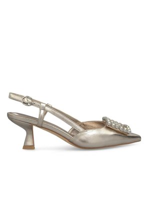 Chaussure à talons hauts slingback argentée métallique avec un bout pointu, finition texturée et détail en strass sur le devant. Talon bloc bas.