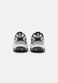 Puma MORPHIC - Tekaški copati za cesto - glacial gray/green fog
