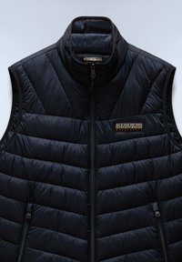 Chaleco de plumas negro con un cuello alto, que cuenta con secciones acolchadas, dos bolsillos con cremallera y un parche de logo en el lado izquierdo.