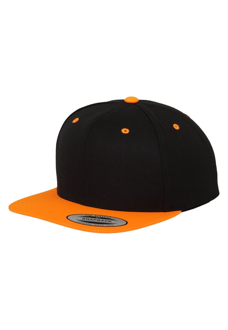 Fekete snapback sapka narancssárga peremmel és kiegészítőkkel. Jellemzője a lapos napellenző, hímzett szellőzők és a hátsó ívelt állító pánt.