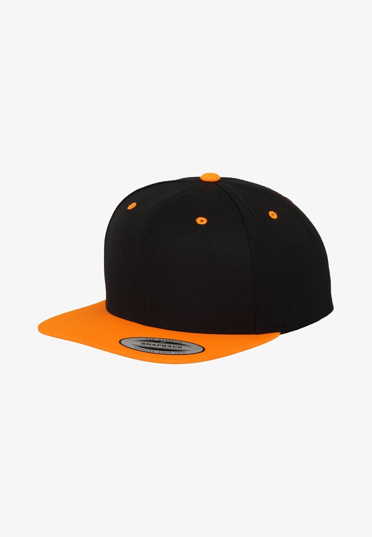 Fekete snapback sapka narancssárga peremmel és kiegészítőkkel. Jellemzője a lapos napellenző, hímzett szellőzők és a hátsó ívelt állító pánt.