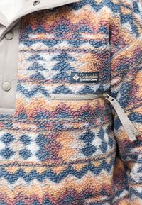 Ζακέτα από φλις Columbia με πολύχρωμο γεωμετρικό σχέδιο, τσέπη με φερμουάρ και ανοιχτό γκρι γιακά με κουμπιά.